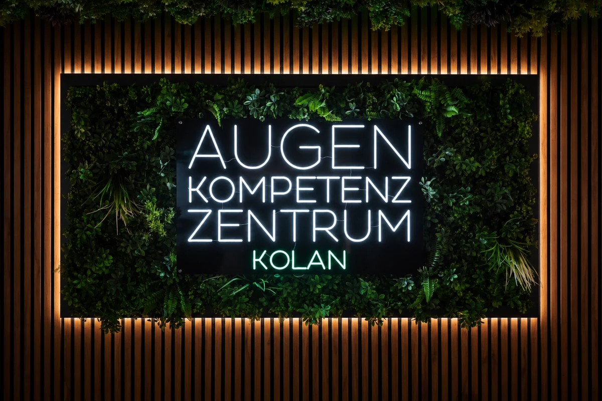 Leuchtschild Augenkompetenzzentrum Kolan im Gesch&auml;ft in Lindau